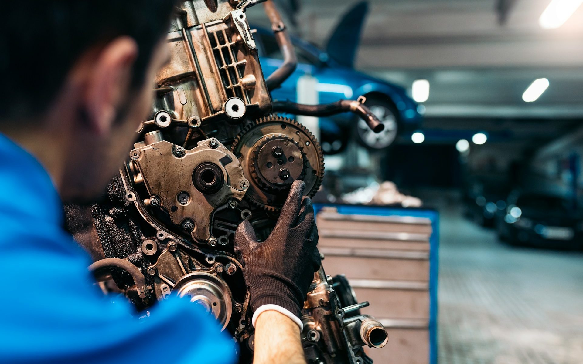 تجار قطع غيار سيارات